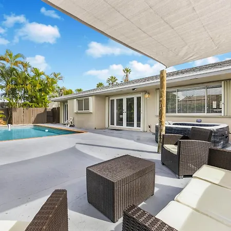 Pool House Escape W Hot Tub Game Room Wi-Fi